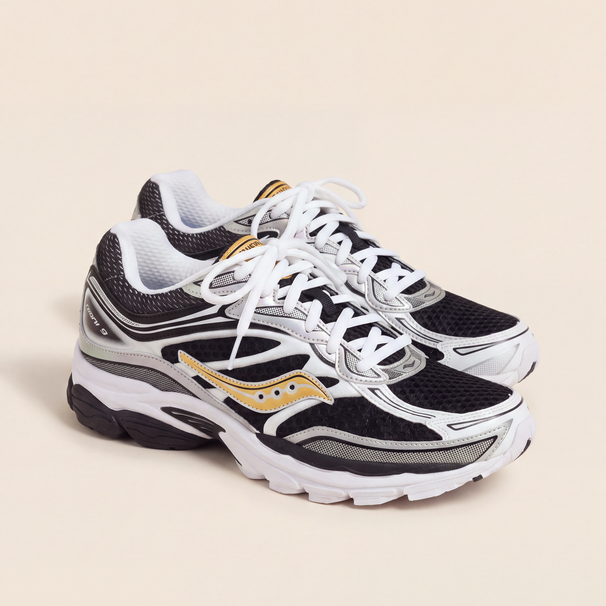 Saucony ProGrid Omni 9 in Black / White / Gold