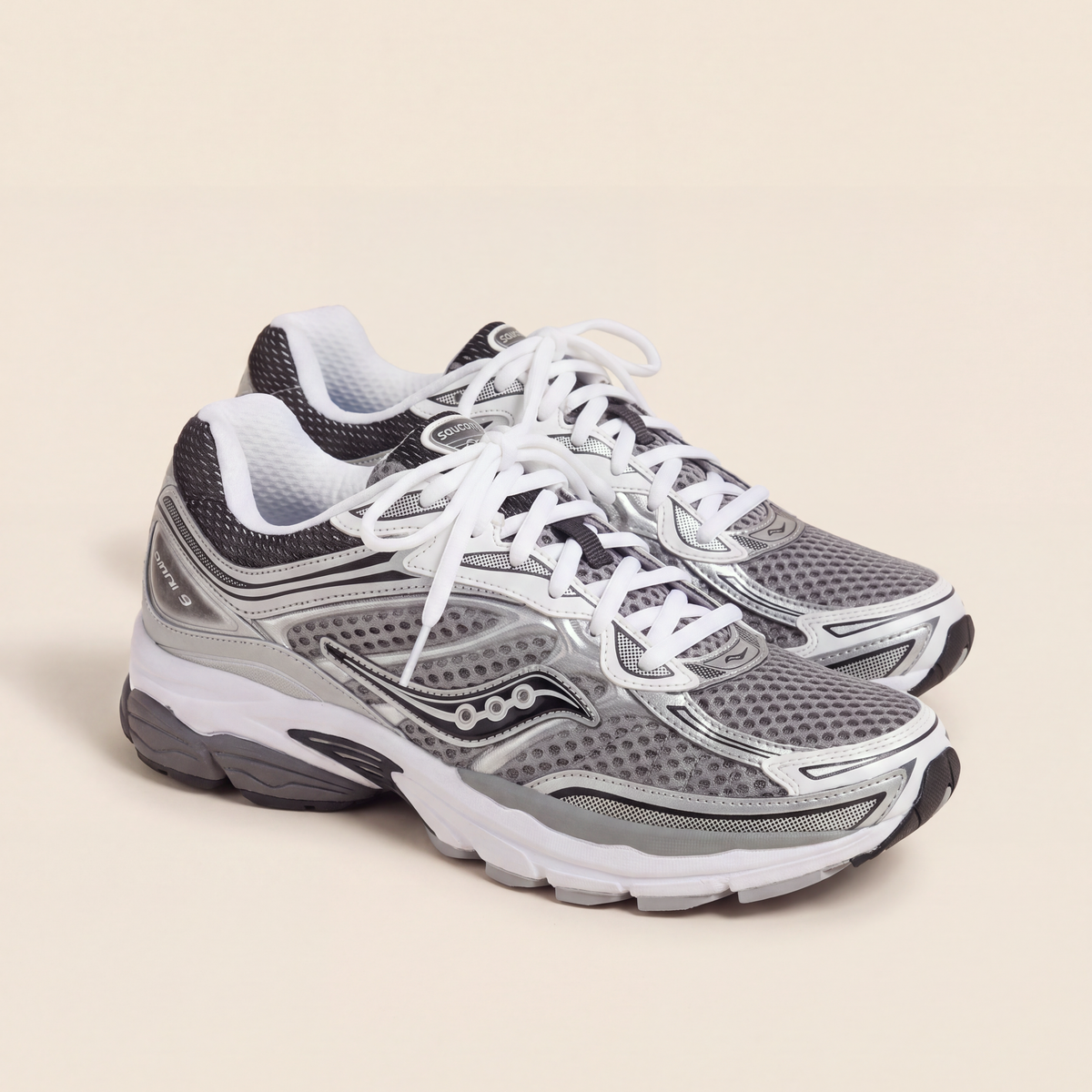 Saucony ProGrid Omni 9 in Grey / Silver / Black