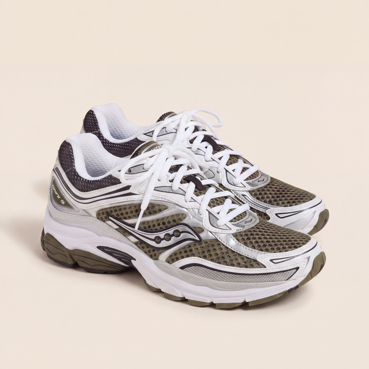Saucony ProGrid Omni 9 in Khaki / White / Silver