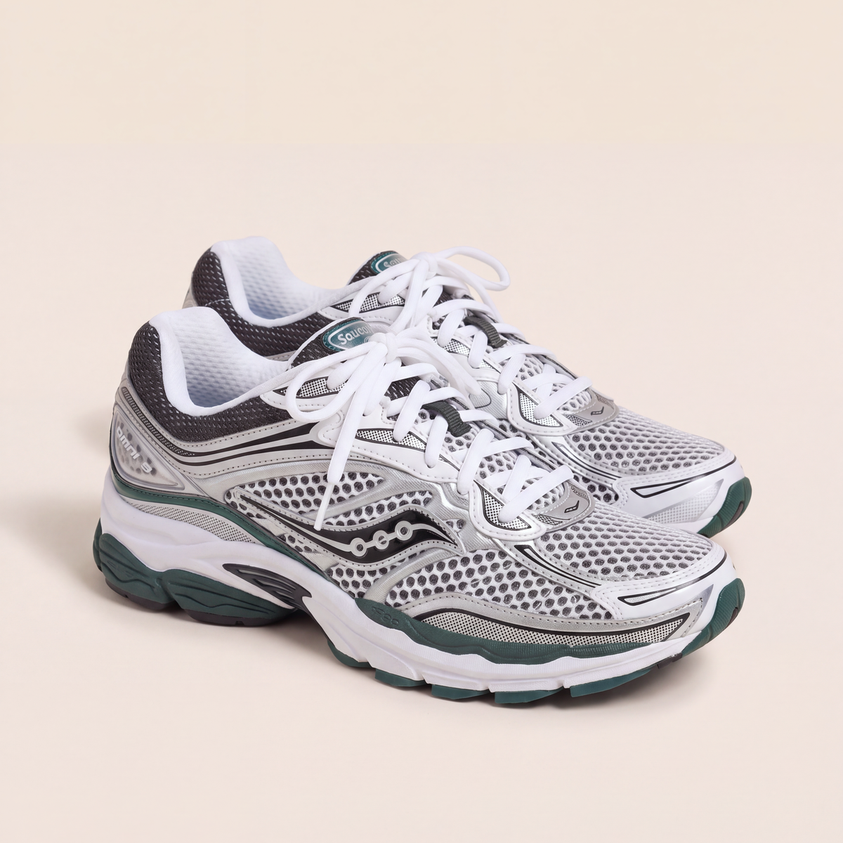 Saucony ProGrid Omni 9 in White / Silver / Green